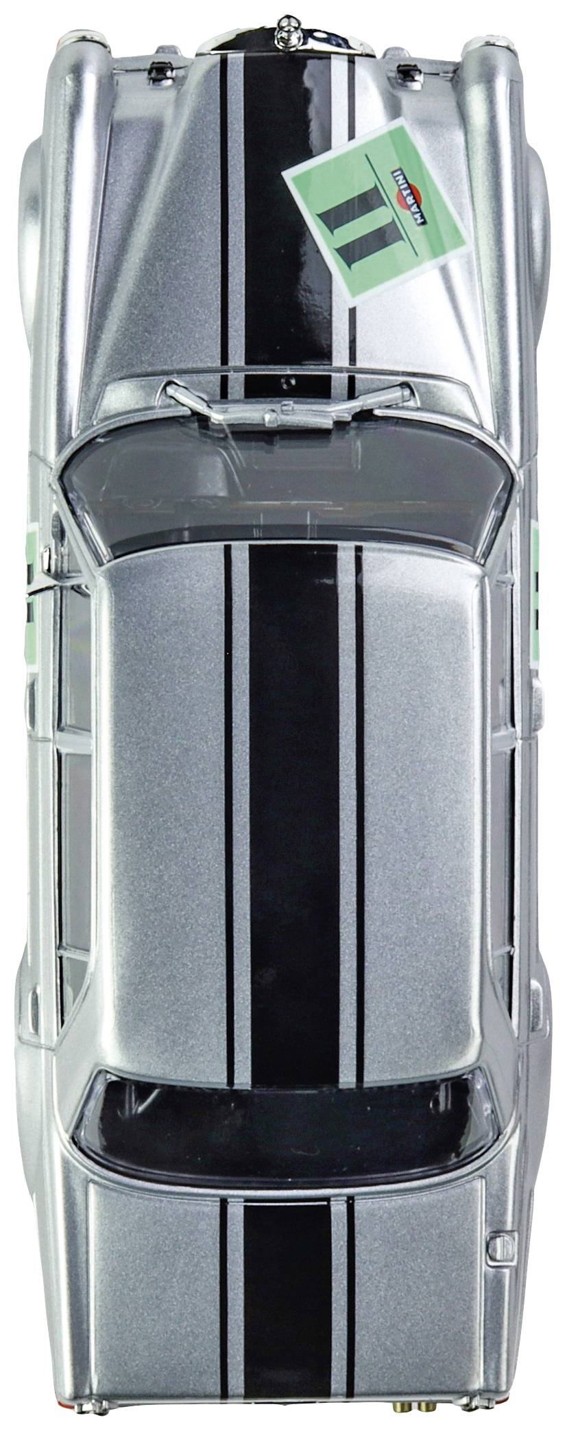 Srebrny model samochodu z czarnymi paskami na masce i naklejką na przedniej szybie, widziany z góry.