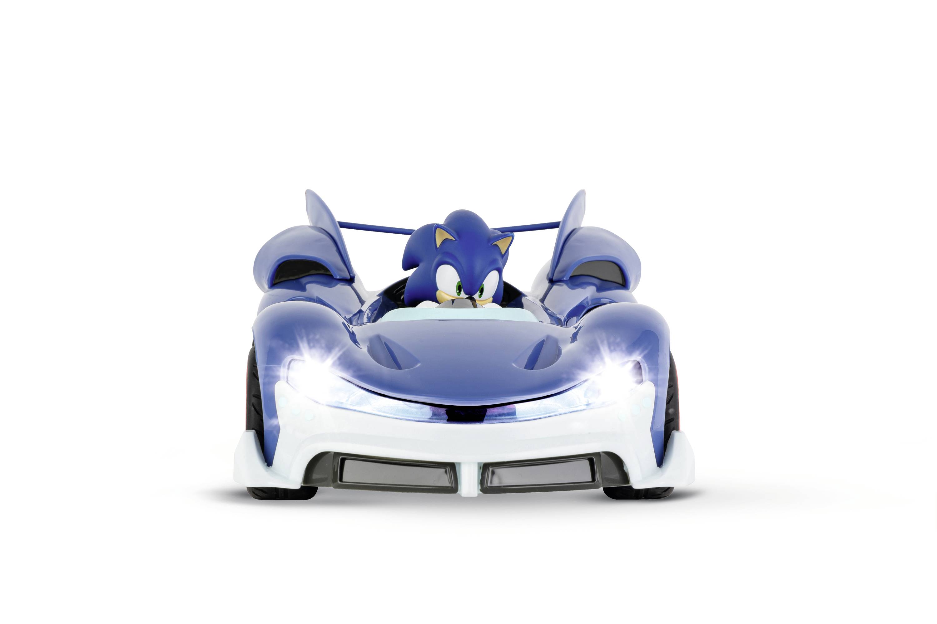 Niebieski, stylizowany samochód wyścigowy z niebieskim kierowcą za kierownicą, patrzącym zdecydowanie przed siebie. Tło jest białe.