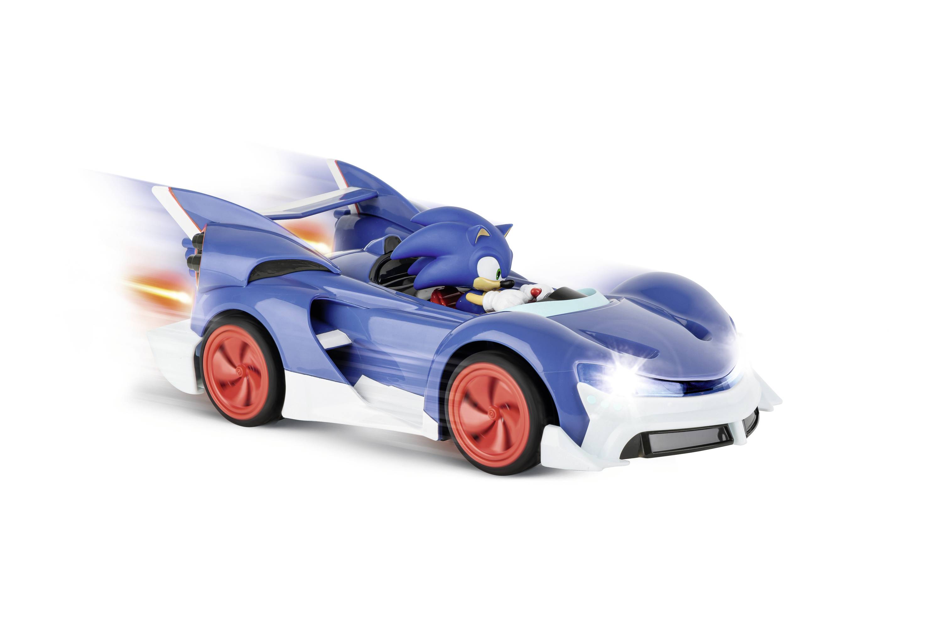 Niebieski zabawkowy samochód wyścigowy z czerwonymi oponami, kierowany przez niebieską postać przypominającą człowieka. Samochód wydaje się jechać bardzo szybko.
