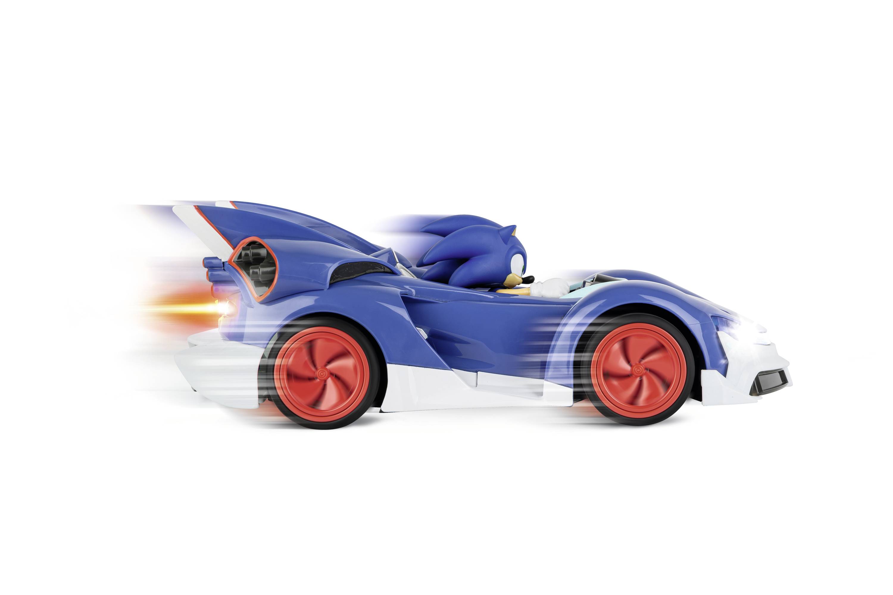 Niebieskie autko zabawkowe z czerwonym turbonapędem i czerwonymi kołami szybko jedzie w prawo. Postać siedzi w samochodzie.