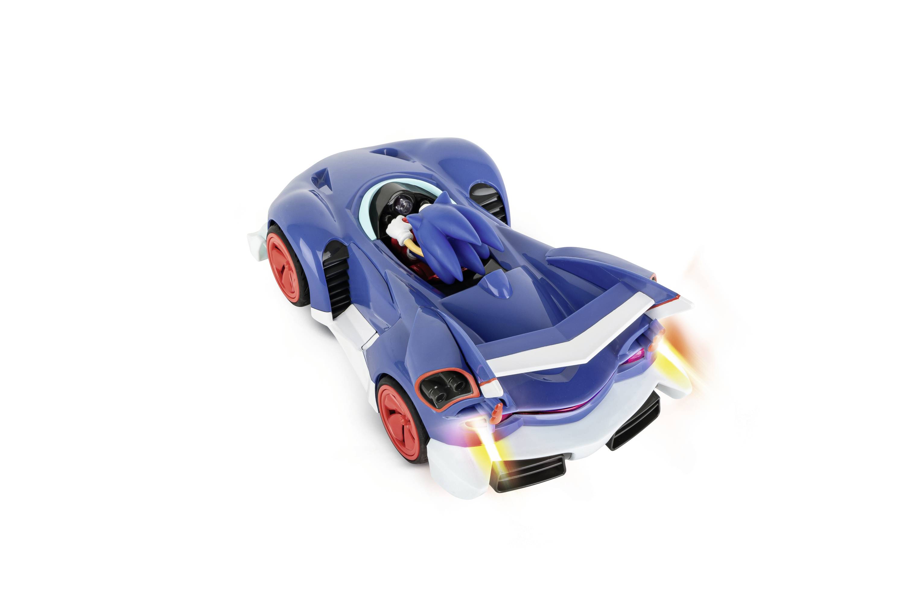 Niebieskie autko zabawkowe z czerwonymi kołami i świecącymi tylnymi światłami. W środku siedzi figurka w pozycji siedzącej.