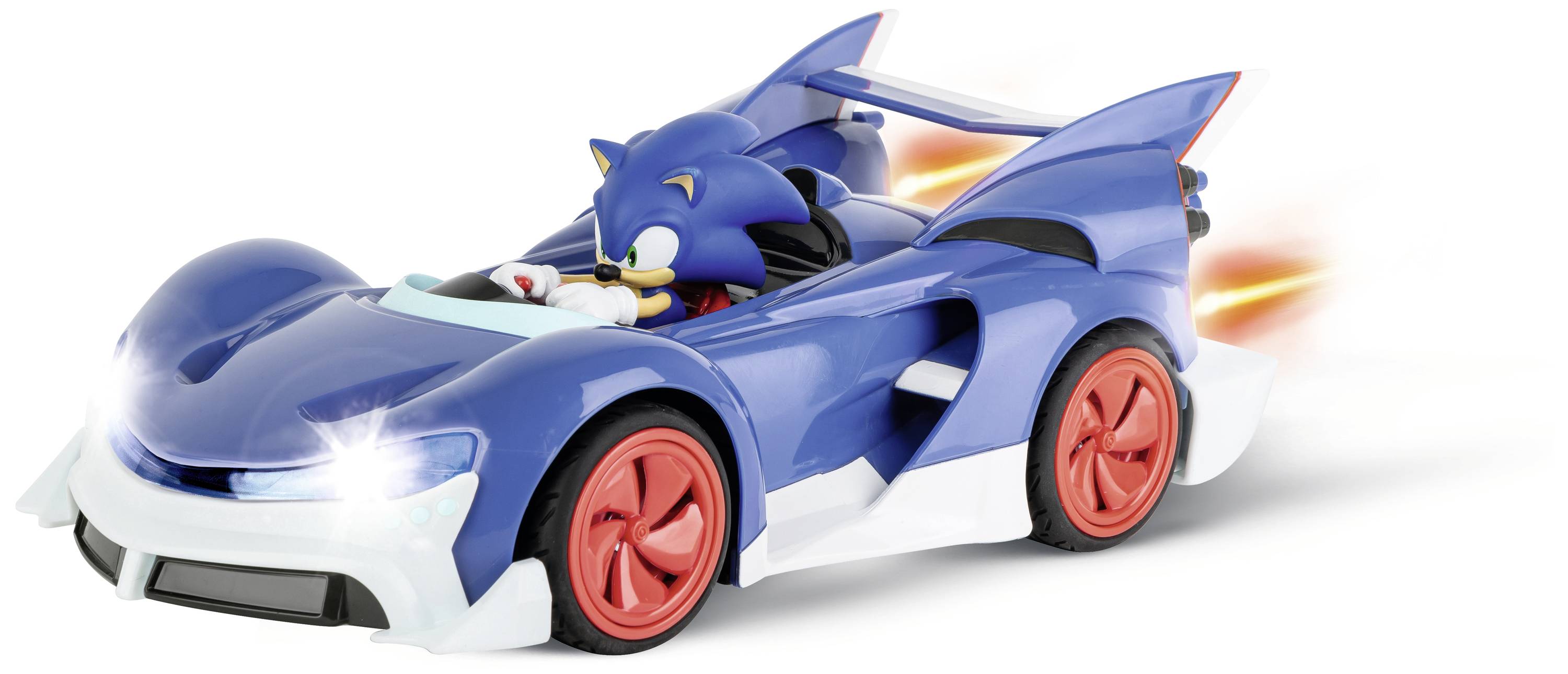 Niebieski samochód wyścigowy z czerwonymi kołami, kierowany przez animowaną postać w kolorze niebieskim, jedzie z wydobywającymi się płomieniami z rury wydechowej.