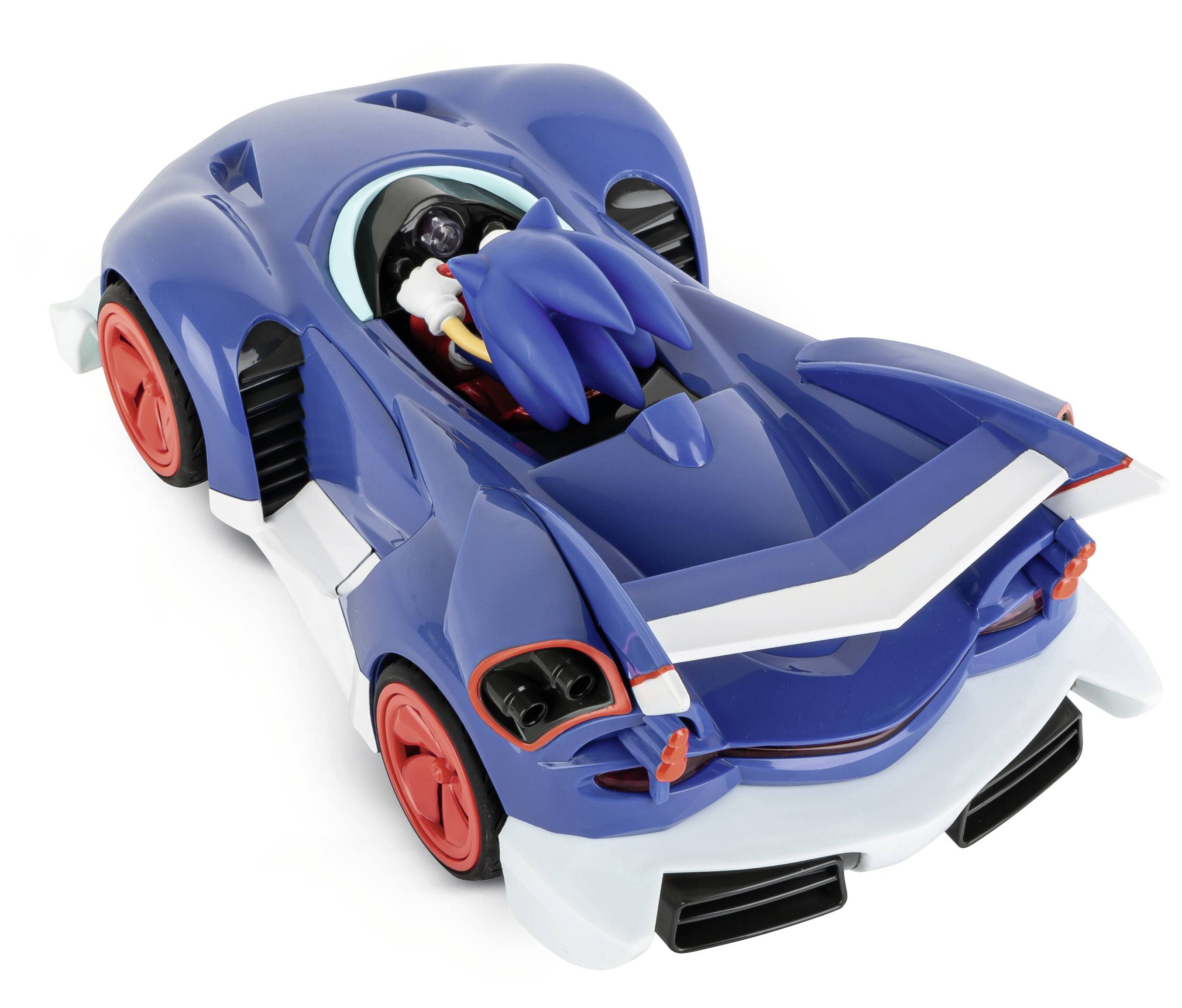 Niebieskie autko zabawkowe z czerwonymi kołami i siedzącą niebieską postacią wyglądającą jak jeż, utrzymane w stylu wyścigowym.