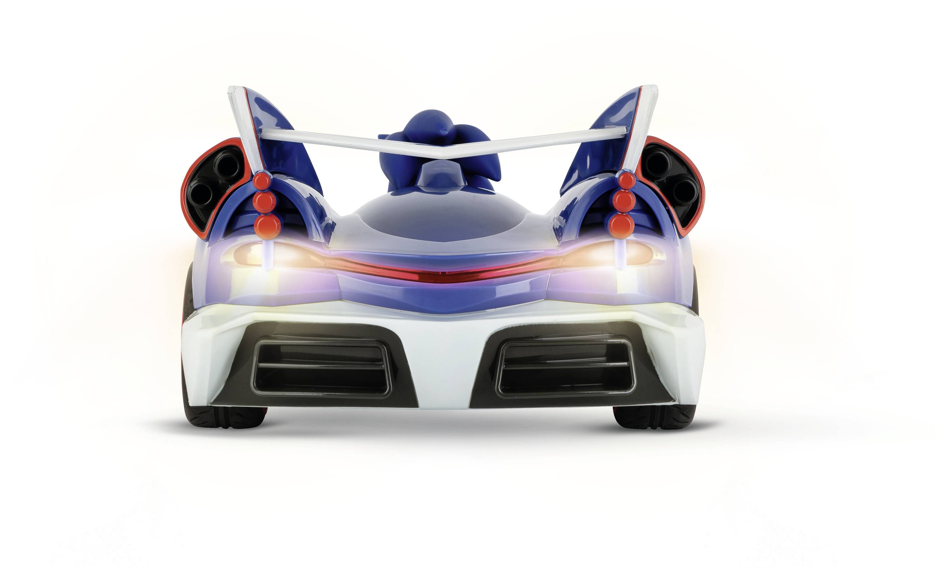 Niebiesko-białe autko zabawkowe z dodatkiem spojlera, tylnimi światłami i dwoma końcówkami wydechu, widziane od tyłu, na białym tle.