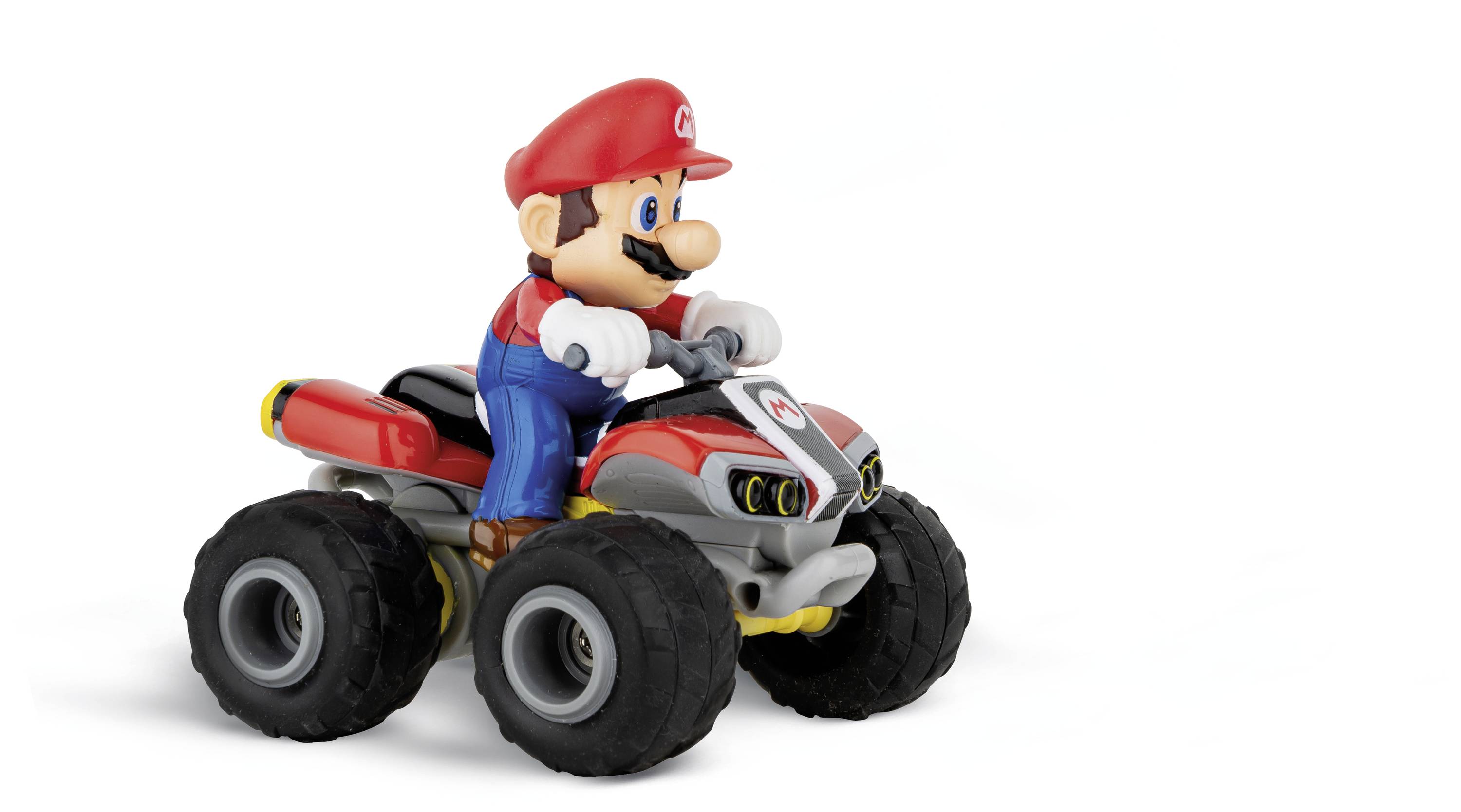 Figurka zabawkowa mężczyzny w czerwonym stroju i czapce, jadąca na czterokołowym pojeździe z dużymi czarnymi oponami.