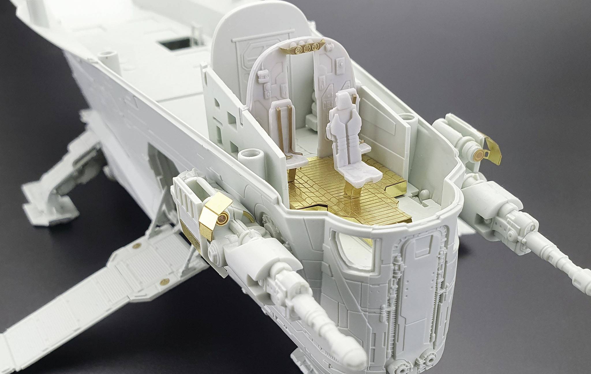 Modelowy statek kosmiczny z dokładnie odwzorowaną kabiną pilota i trapem wejściowym. Dwie armaty zamontowane są z przodu statku.