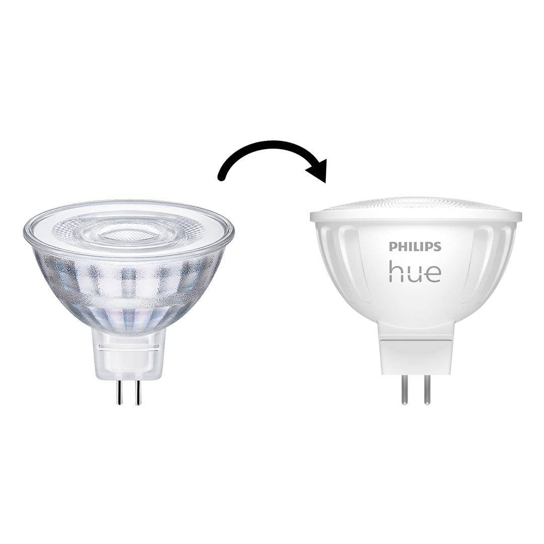 Wymień konwencjonalną żarówkę GU5.3 na reflektor punktowy Philips Hue GU5.3. Strzałka wskazuje proces wymiany.