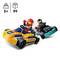Dwa kolorowe gokart-y LEGO z kierowcami, jedna czerwona i jedna czarna figurka, jadą obok siebie. Zalecany wiek: od 5 lat, 99 elementów.