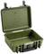 Otwarty, oliwkowozielony kufer ochronny z solidnymi zamknięciami, idealny do bezpiecznego transportu wrażliwego sprzętu.