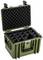 Otwarty zielony twardy kufer z wyściełanymi przegrodami do bezpiecznego transportu delikatnych urządzeń.