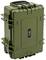 Solidny, prostokątny kufer transportowy w kolorze oliwkowej zieleni z kółkami i czarną rączką. Idealny do bezpiecznego przewożenia delikatnych urządzeń.