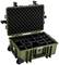 Zielony kufer ochronny z otwartą pokrywą, wewnętrzne przegródki do dowolnej konfiguracji. Kufer posiada dwa kółka i kilka zamków.