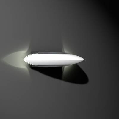 Biała lampa ścienna na ciemnej ścianie, emitująca światło w górę i w dół.
