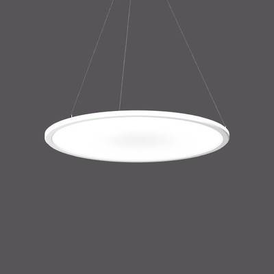 Okrągła lampa sufitowa o prostym, nowoczesnym designie, zawieszona na cienkich linkach na szarym tle.