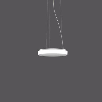 Minimalistyczna, okrągła, biała lampa wisząca zwiesza się na cienkich przewodach na ciemnym tle.