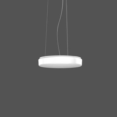Minimalistyczna, okrągła lampa wisząca zawieszona jest na cienkich kablach na szarym tle.