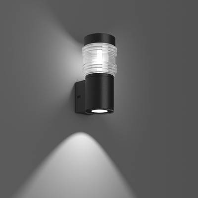 Nowoczesna lampa zewnętrzna na szarej ścianie, emitująca światło w dół i delikatnie oświetlająca przestrzeń poniżej.