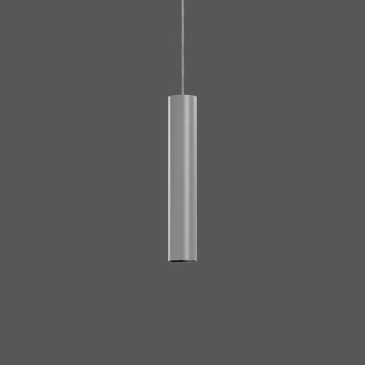 Szara, cylindryczna lampa wisząca, zwisająca pionowo z sufitu, na ciemnoszarym tle.