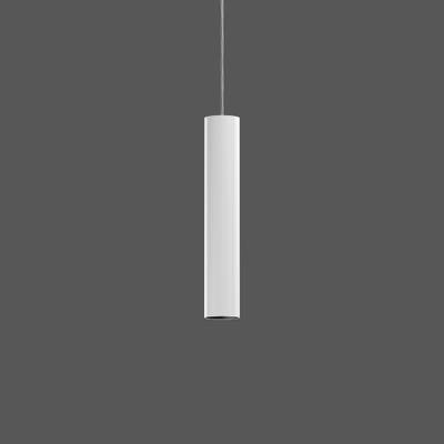 Biała, cylindryczna lampa wisząca na szarym tle.
