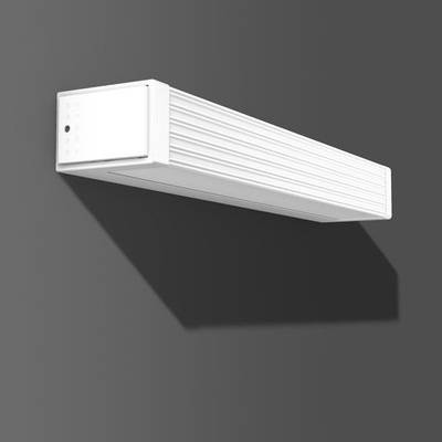Biała, prostokątna lampa ścienna na szarej ścianie, o żebrowanej strukturze i geometrycznych liniach; rzuca wyraźny cień.