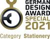 Nagroda 'German Design Award Special 2021' w kategorii 'Artykuły papiernicze' z wyeksponowanym stylizowanym logo w kolorach złoto-czarnych po prawej stronie obrazu.