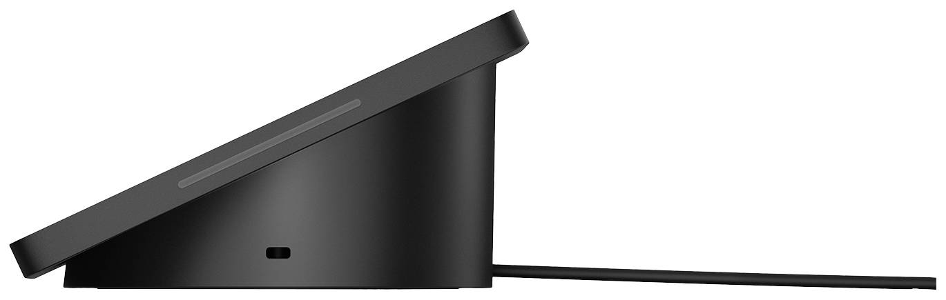 Widok z boku czarnego stojaka na tablet z przewodem ładującym, który trzyma podłączone urządzenie pod lekko pochylonym kątem.