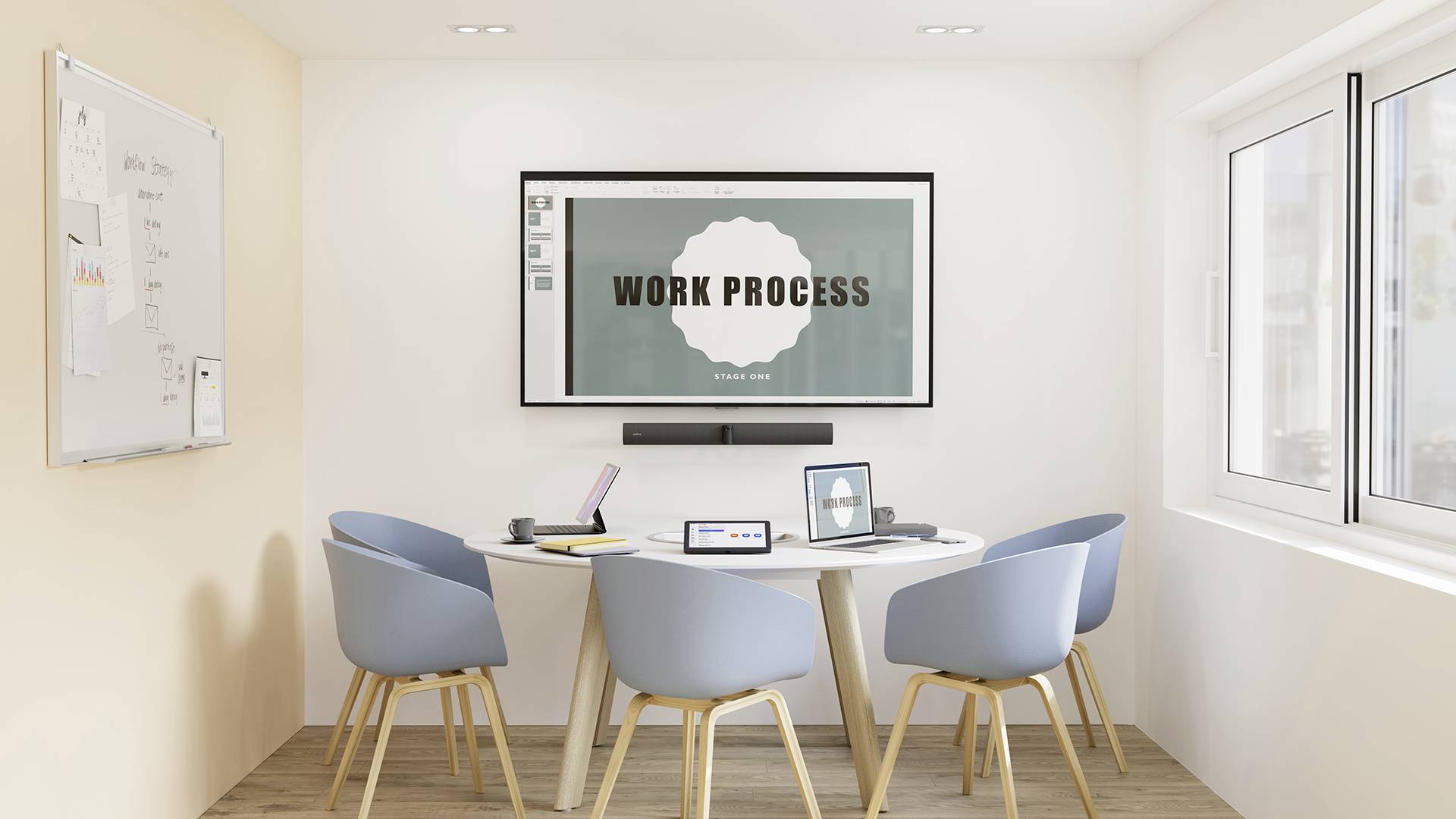 Nowoczesna sala konferencyjna z okrągłym stołem, sześcioma niebieskimi krzesłami oraz prezentacją na ekranie zatytułowaną 'Proces Pracy'.