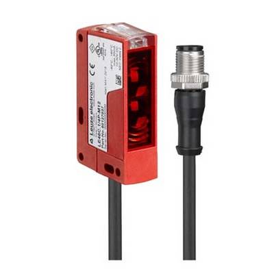 Czerwony sensor optoelektroniczny z podłączeniem kablowym, odpowiedni do przemysłowych zastosowań w zakresie wykrywania obiektów.