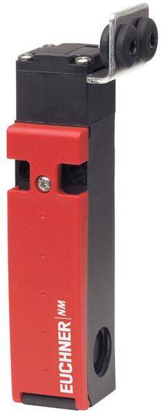 Włącznik bezpieczeństwa firmy Euchner w prostokątnym kształcie, w kolorze czarnym i czerwonym, z zamocowanym metalowym uchwytem u góry.