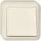 Włącznik światła w kolorze beżowym, w kształcie kwadratu, zamontowany na ścianie. Odpowiedni do standardowego oświetlenia pomieszczenia.