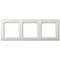 Potrójna ramka z białego tworzywa sztucznego do włączników elektrycznych lub gniazd wtykowych, o prostokątnym kształcie, gładka i o minimalistycznym designie.