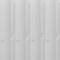 Białe, pionowo fałdowane zasłony w regularnym wzorze, oferujące neutralną teksturę i równomierny przepływ światła.