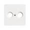 Biała, kwadratowa osłona do podwójnego gniazda elektrycznego, bez widocznych otworów na wtyczki, zamocowana centralnie za pomocą małej śruby.