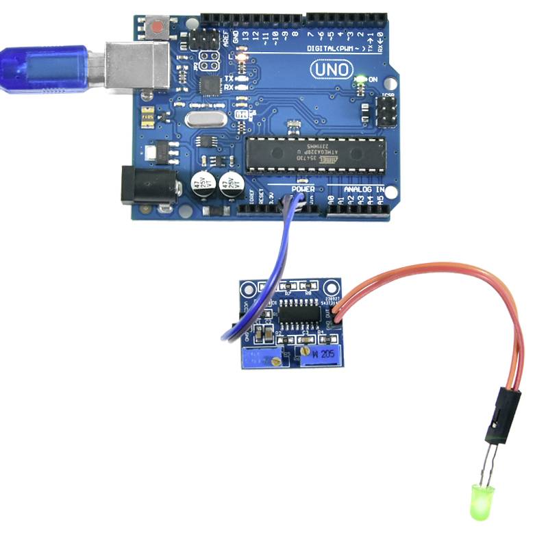 Płytka Arduino z podłączonym modułem LED. Czerwony kabel łączy moduł z płytką, która jest podświetlona na niebiesko.