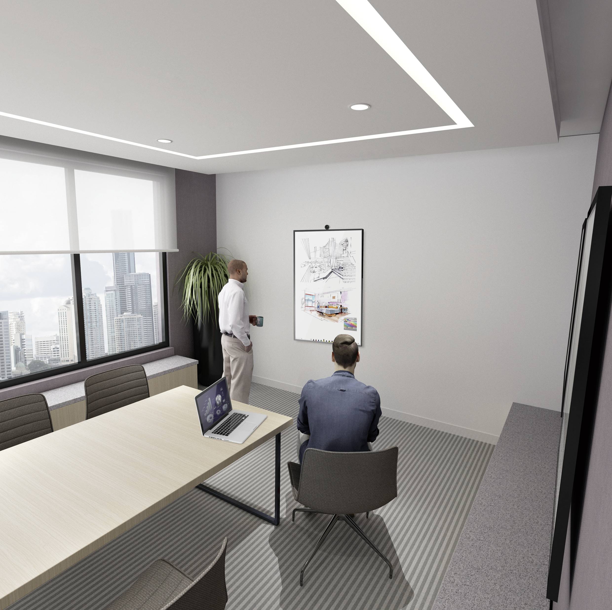 Mężczyzna prezentuje diagram siedzącemu koledze na ścianie w nowoczesnej sali konferencyjnej z widokiem na miasto.