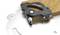 Frezarka do obróbki drewna z prowadzeniem kołowym precyzyjnie nacina płytę drewnianą.