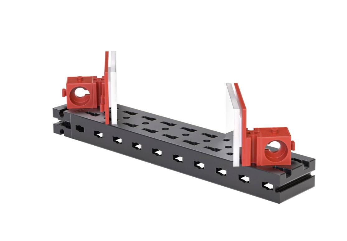 Czarny metalowy nośnik z czerwonymi uchwytami z tworzywa sztucznego na obu końcach, prawdopodobnie element konstrukcyjny lub montażowy.