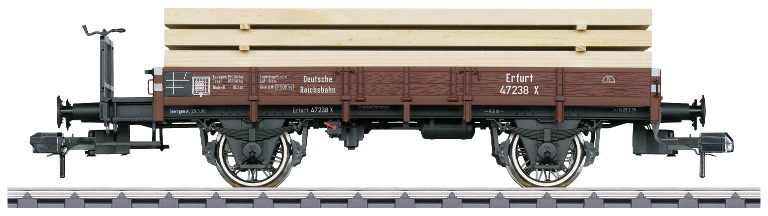 Wagon towarowy z ładunkiem drewna na torach. Wagon jest brązowy i ma napis "Deutsche Reichsbahn".