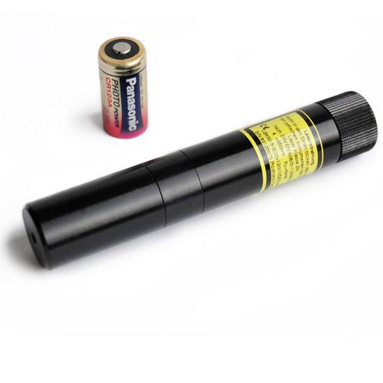 Czarny wskaźnik laserowy leży poziomo obok baterii AA marki Panasonic na białym tle.