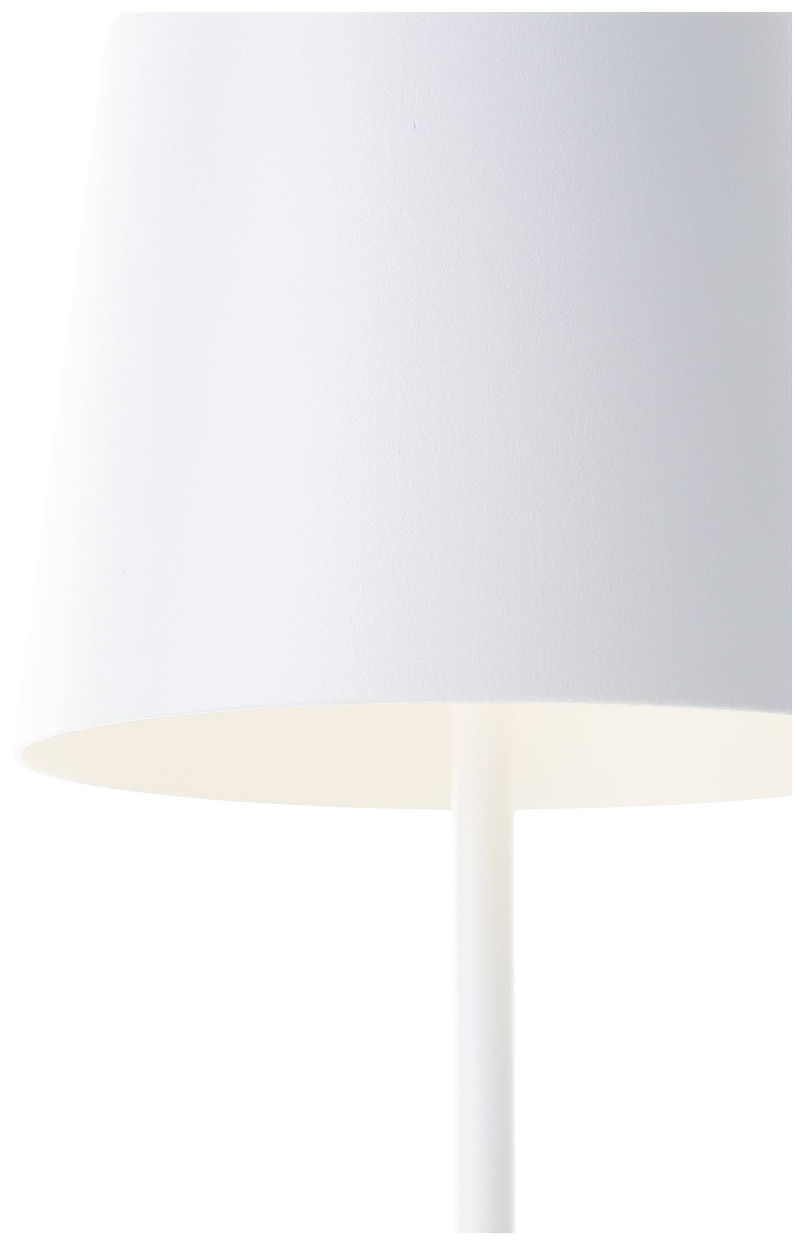 Prosta biała lampa stołowa z kształtnym, stożkowatym kloszem, stojąca na białej podstawie.