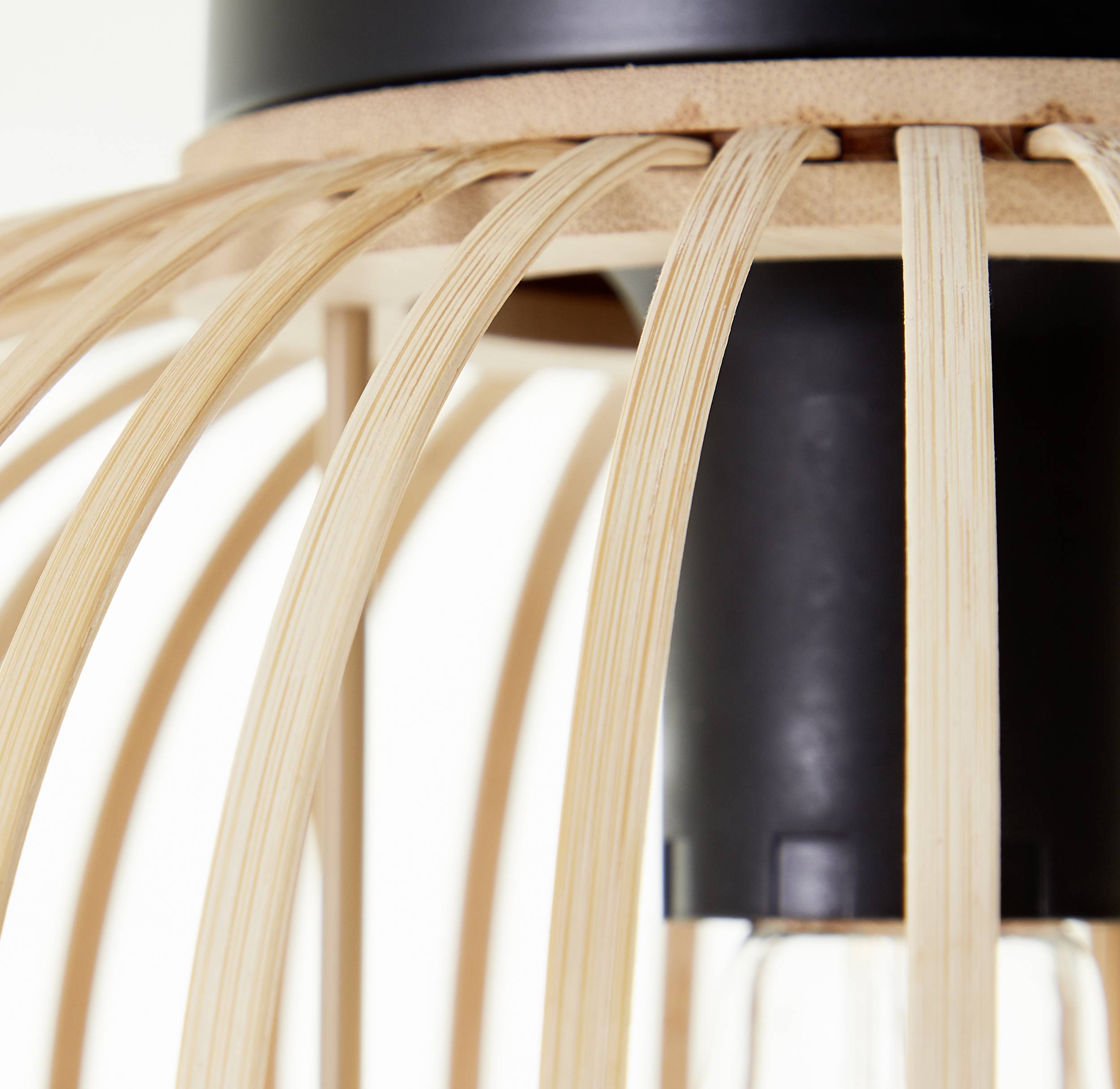 Drewniana lampa wisząca z jasnymi belkami, czarną oprawą i widoczną żarówką. Minimalistyczny design do nowoczesnego wnętrza.