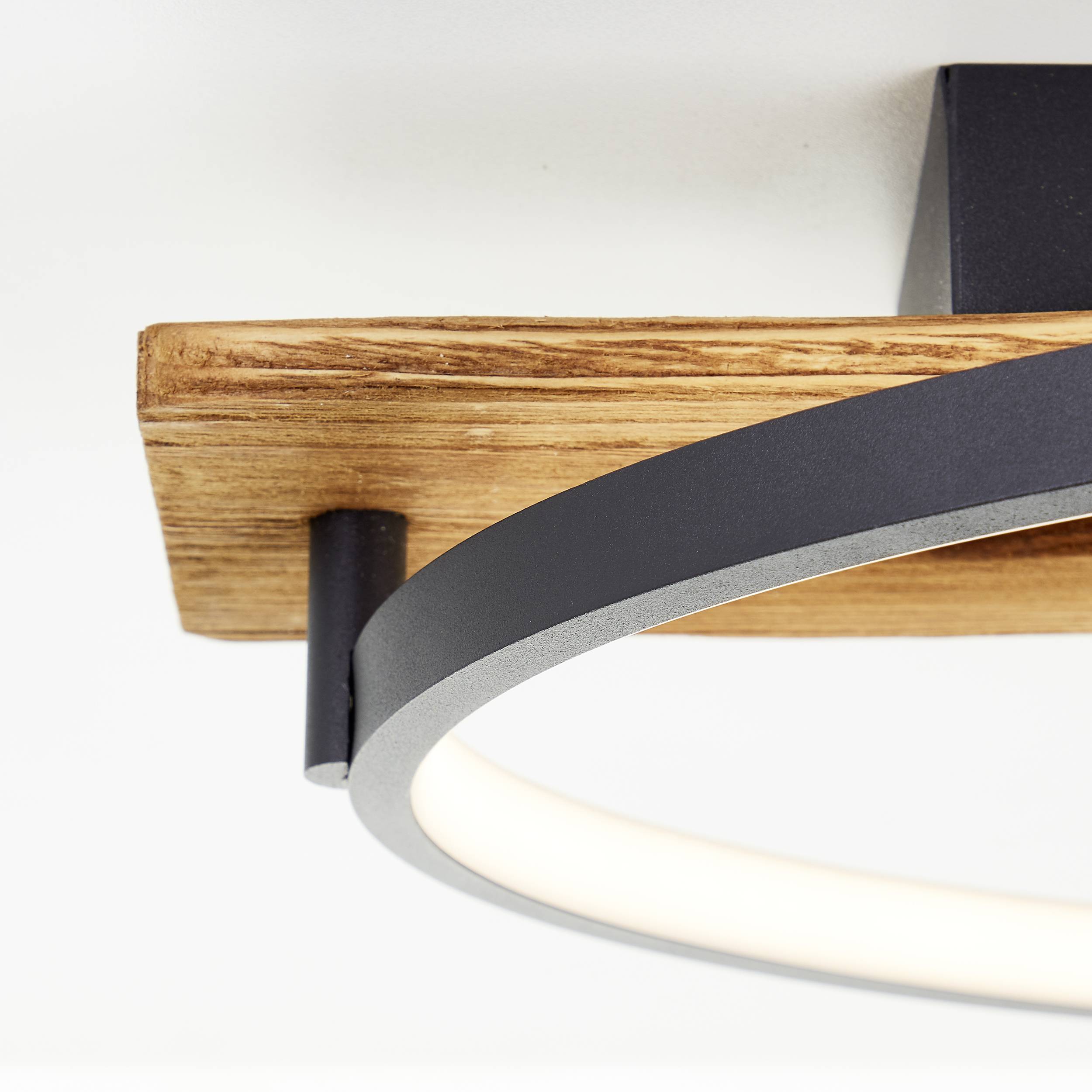Nowoczesna lampa sufitowa: Drewniana płyta z zakrzywionym, czarnym metalowym obramowaniem i zintegrowanym oświetleniem LED. Minimalistyczny design.