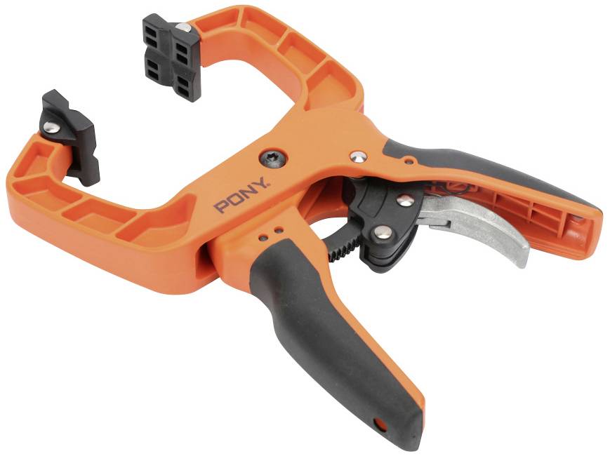 Pomarańczowa ścisk stolarski z czarną rączką i mechanizmem szybkiego zwalniania, przeznaczona do mocowania przedmiotów obrabianych.
