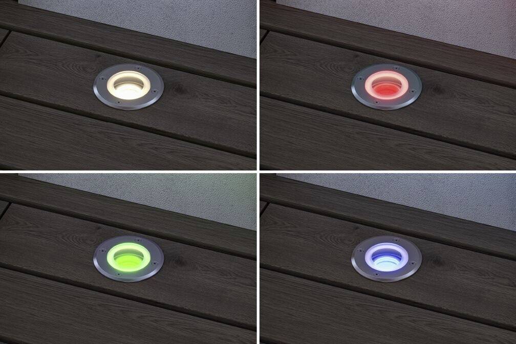 Cztery oprawy wpuszczane w drewnianą podłogę prezentują różne kolory: biały, czerwony, zielony i niebieski. Służą one do oświetlenia ambiente.