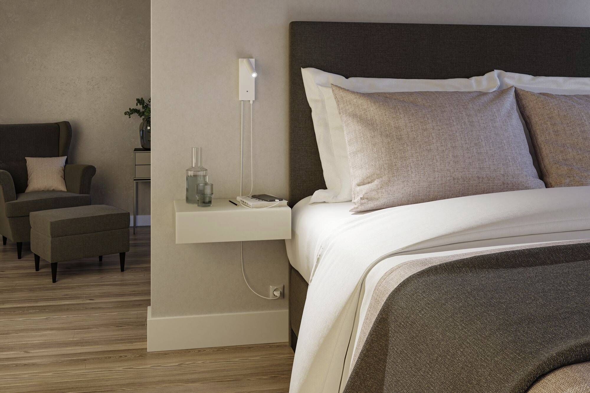 Nowoczesna sypialnia z podwójnym łóżkiem w neutralnych barwach, stolikiem nocnym z lampą oraz fotelem na pierwszym planie.