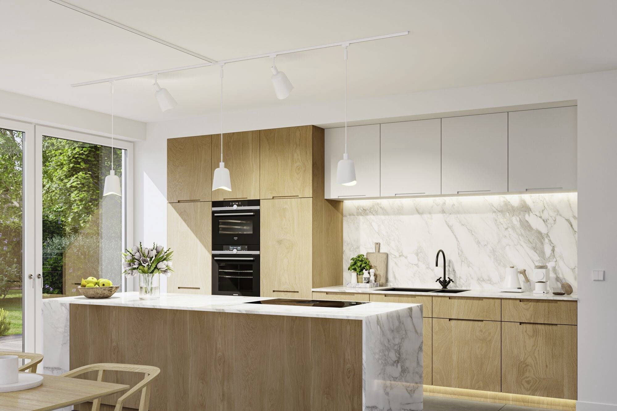 Nowoczesna kuchnia z meblami drewnianymi, centralną wyspą z powierzchnią z marmuru, wbudowanymi urządzeniami i wiszącymi lampami. Duże okna oferują widok na zieleń.