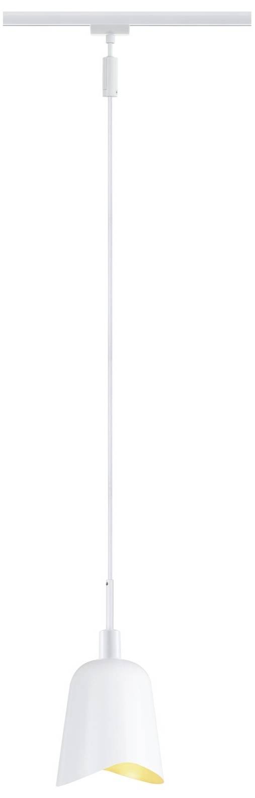 Biała lampa wisząca z ukośnym, stożkowatym kloszem, zwisająca na długim przewodzie z sufitu, oświetla pomieszczenie.