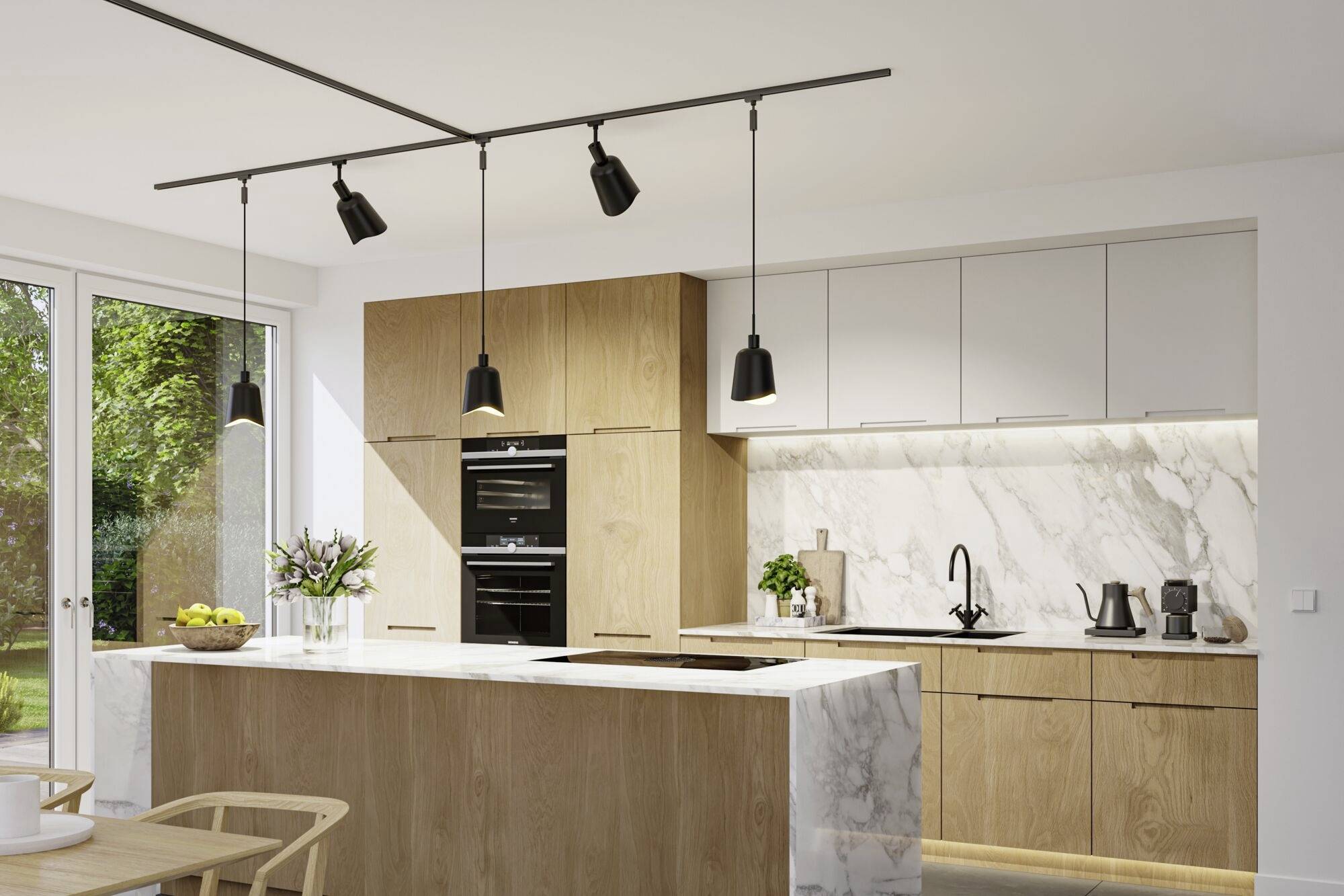 Nowoczesna kuchnia z szafkami drewnianymi, blatem z marmuru, wbudowanym piekarnikiem i czarną baterią zlewozmywakową. Wiszące lampy nad wyspą kuchenną.