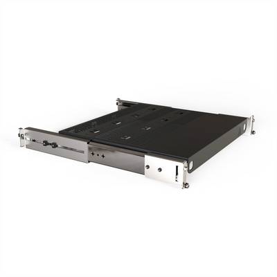 Czarna, płaska obudowa rack do serwerów lub urządzeń elektronicznych, z srebrnymi mocowaniami po bokach.