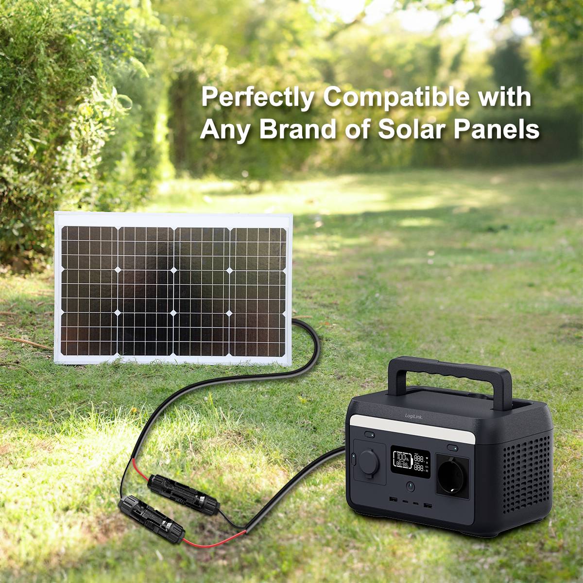Przenośna stacja zasilania leży obok panelu słonecznego na trawie. Tekst: 'Idealnie kompatybilna z dowolną marką paneli słonecznych'.